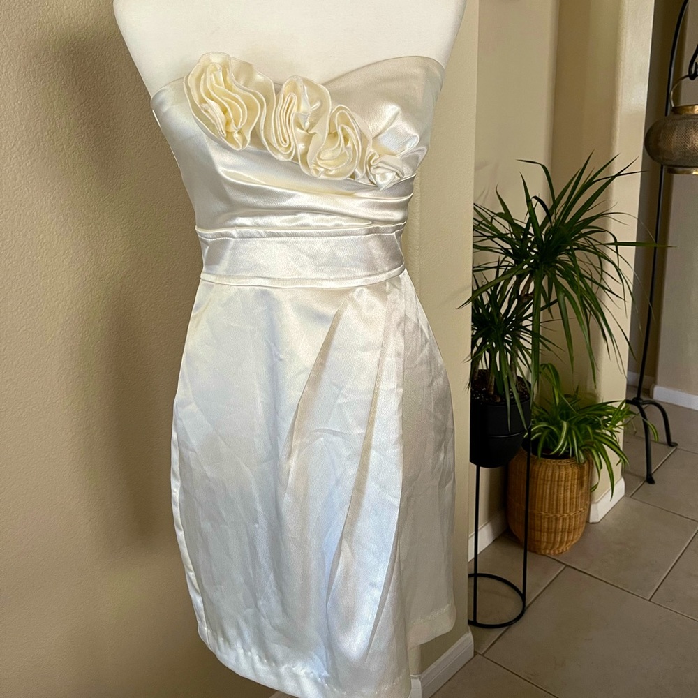 Pearl color strapless dress with rose design
